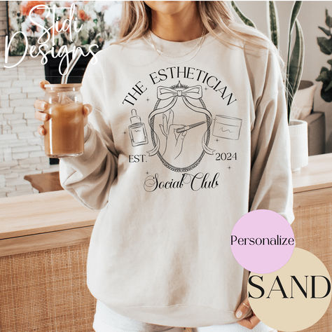 🌟 Celebrate the skin care guru in your life with our PERSONALIZED ESTHETICIAN SWEATSHIRT! Perfect for any skin therapist, this custom top is a stylish retro gift for graduations, Christmas, or birthdays. Show your favorite esthetician how much you value their expertise with this 'Skin Boss' sweatshirt, designed to make them feel recognized and chic. 🎁💆‍♀️ #EstheticianGift #TrendyTop Esthetician Graduation Gift, Esthetician Sweatshirt, Esthetician Graduation, Boss Sweatshirt, Brunch Shirts, Skin Therapist, Coffee Lovers Gift, Cinnamon Girl, Custom Top