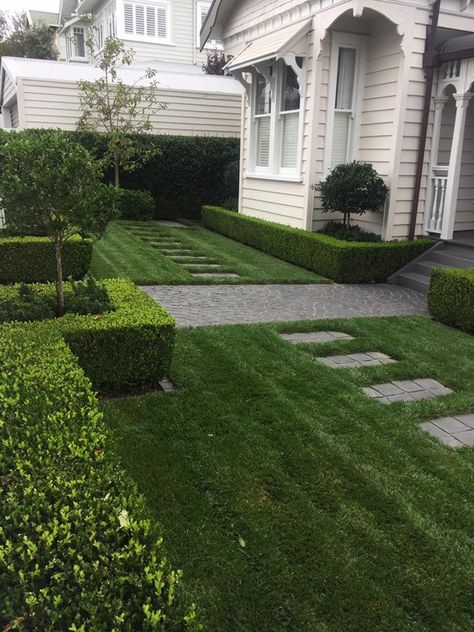 Formal Garden Design, Garden Hedges, Front Garden Design, Garden Design Layout, Garden Entrance, Backyard Landscaping Ideas, Farmhouse Garden, Garden Backyard, Formal Gardens