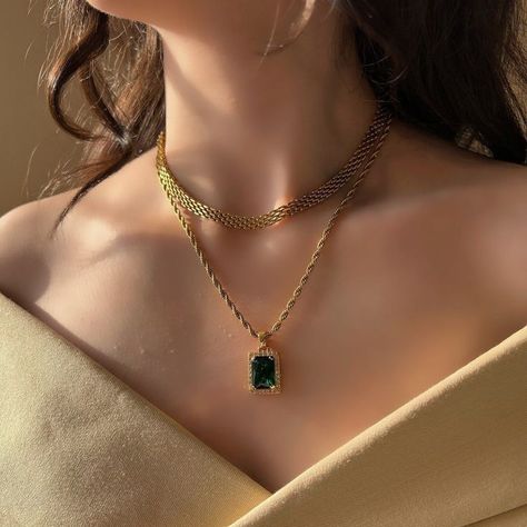 Valentines Gifts For Girlfriend, Fancy Jewelry Necklace, Pretty Jewelry Necklaces, Gifts For Girlfriend, Jewelry Accessories Ideas, Bridal Gold Jewellery Designs, Emerald Pendant, Fancy Jewellery, Classy Jewelry