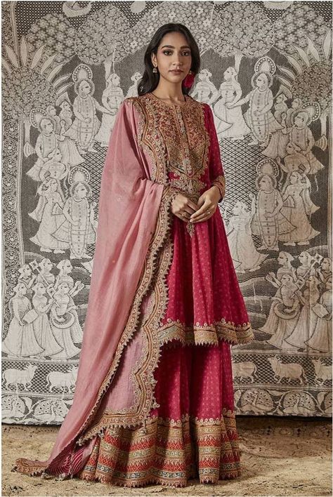 Is it your first Karwa Chauth and you’ve gone through all of your Instagram feed and searched but haven’t had any luck in deciding about your Karwa Chauth dresses? Fear not, take a look at this one! Lehenga Embroidery Design, Lehenga Embroidery, Orang India, Maharani Designer Boutique, Bridal Lehenga Online, Gaun Fashion, Salwar Kamiz, Desi Clothes, Dress Design Patterns