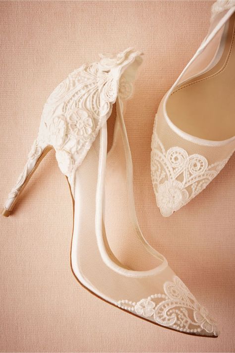 Vince Camuto Victoria pumps: http://www.stylemepretty.com/2017/05/22/bridal-white-wedding-shoes/ Hak Tinggi, Ivory Pumps, Glitter High Heels, Wedding Shoes Comfortable, White Wedding Shoes, Bridal Heels, Shoe Inspiration, Wedding Heels, Bride Shoes