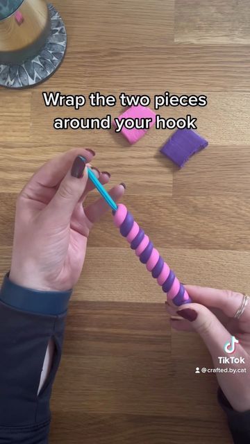 How To Make Crochet Hook Handle, Crochet Hook Polymer Clay, Crochet Hook Grips Diy, Diy Polymer Clay Crochet Hook Handle, Ergonomic Crochet Hooks Diy, Diy Ergonomic Crochet Hook, Crochet Hook Handles Diy, Polymer Clay Crochet Hooks Diy, Polymer Clay Crochet Hook Handles