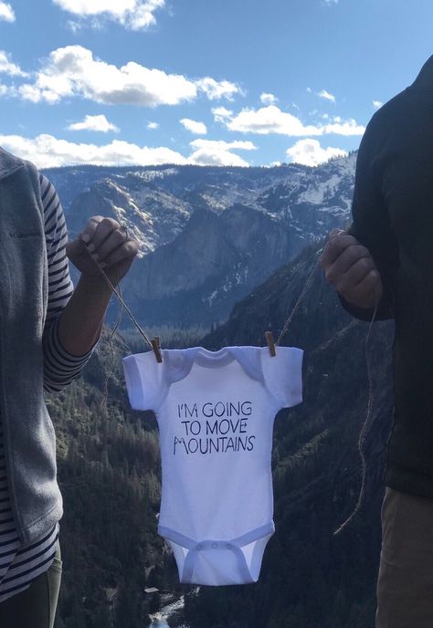 Hiking Gender Reveal Ideas, Adventure Pregnancy Announcement, Pregnancy Announcement Mountains, Hiking Baby Announcement, Mountain Baby Announcement, Hiking Pregnancy Announcement, Outdoor Pregnancy Announcement, Adventure Baby Announcement, Mountain Pregnancy Announcement