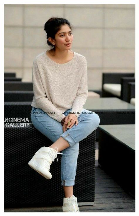 Jeans Tops For Women Casual Indian, Jeans To The Office Outfit Ideas, Tops For Girls Stylish On Jeans, Jeans Outfit Indian Style, Trendy Tops For Women Casual Fashion Ideas, Modern Indian Outfits Casual, Casual Office Outfits Women Indian, Office Outfits Women Jeans, Casual Office Outfits Women Jeans