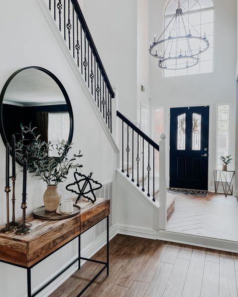 Black Accent Entry Wall, White Home With Black Accents, White And Black With Wood Accents, Black And White Modern House Interior Design, Black And White Inside House, White Black Home Decor, White Black Interior Design, Black White And Brown Decor, Black White And Wood Home Decor