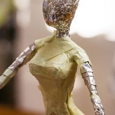 After padding with aluminum foil, then wrap with masking tape to porvide added strength. Paper Mache Projects, Paper Mache Dolls, Wire Art Sculpture, Paper Mache Clay, Paper Mache Sculpture, Paper Mache Art, Paper Mache Crafts, Tin Foil, Doll Tutorial