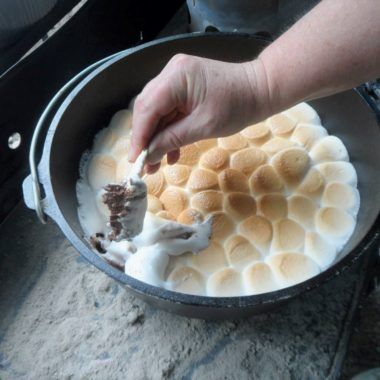 Easy Dutch Oven S'mores | Bush Cooking Dutch Oven Smores, Smore Dip, Oven Smores, Golden Syrup Dumplings, Smores Dip, Dessert Places, Quick Dessert, Dutch Oven Cooking, Cast Iron Recipes