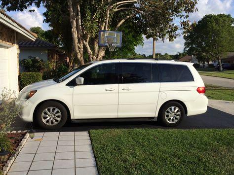 Minivan memories: What people love or loathe about the ultimate family car Minivan Mom, Vans Aesthetic, Goldfish Crackers, Love Hate Relationship, Big Backyard, Van Car, Soccer Practice, Minivan, Family Car