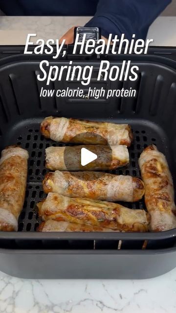 Gym Food on Instagram: "Follow @gym_food_official for more delicious recipes!  By our big friend @raziyyz  Easy, Healthier Spring Rolls that are packed with protein, lower in calories and perfect for meal prep!👇🏼 - Ingredients: • 1 tsp olive oil (or sesame oil) • 1 tbsp minced garlic • 1 tbsp minced ginger • 450g lean ground chicken • 1 tsp salt and pepper • 1 cup shredded carrots • 1 cup chopped green onions • 1 cup shredded cabbage • 1 tbsp light soy sauce • 1 tbsp oyster sauce (can substitute this for another 1 tbsp of soy sauce) • 1 tbsp hot sauce • 8 rice paper rolls OR 16 rice paper rolls for regular size spring rolls (made wet with water) - Notes: • this recipe doesn’t need sauce, but you may serve with any sauce of your liking! • give your rolls a quick spray/brush of oil so it b High Protein Rice Paper Rolls, Spring Rolls Chicken, High Protein Spring Rolls, Chicken Rice Paper Rolls, Healthy Spring Rolls, Rice Paper Recipes, Rice Paper Rolls, Gym Food, Spring Roll Recipe