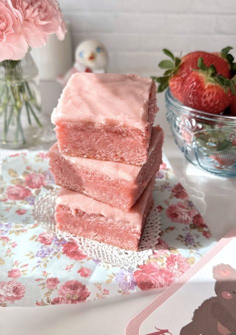 Strawberry Sweetheart Brownies – Brownie Mischief Bakery Snacks Recipes, Strawberry Blondes Dessert, Brownies Heart Shaped, Pink Blondies Recipe, Strawberry Brownie Recipes, Pink Baking Recipes, Pink Brownies Recipe, Beginner Dessert Recipes, Simple Tasty Recipes