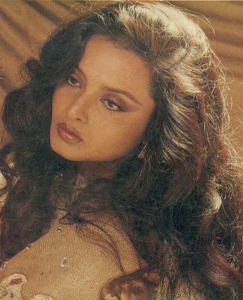 Rekha Saree, Rekha Actress, Retro Bollywood, 90s Bollywood, Vintage Bollywood, Indian Aesthetic, Brown Girl, Makati, Free Hair