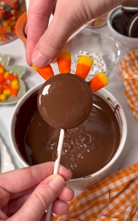 Decorating Oreo Cookies like a Thanksgiving Turkey - Mom Loves Baking Oreos On A Stick, Oreo Turkey, Thanksgiving Turkey Treats, Turkey Desserts, Chocolate Turkey, Thanksgiving Desserts Kids, Thanksgiving Candy, Turkey Treats, Turkey Cookies