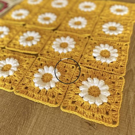 Crochet For Beginners Tutorial, How To Crochet For Beginners, Crochet Flower Blanket, Sunflower Crochet, Granny Square Crochet Patterns Free, Crochet Tutorial Pattern, Beginner Crochet Tutorial, Crochet Blanket Designs, Crochet Daisy