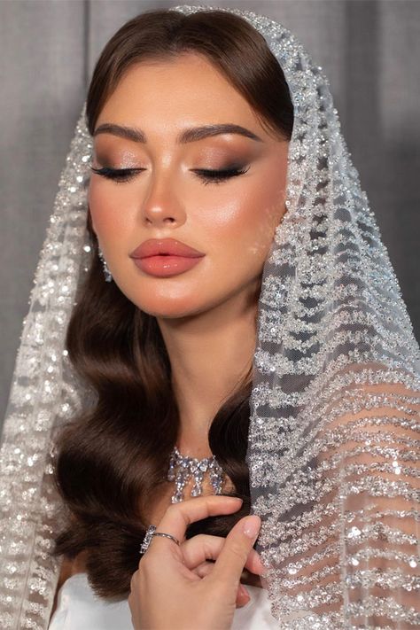 Prom Makeup Glam, Desi Bride Makeup, Makeup Look Bridal, Peachy Lips, Desi Bridal Makeup, Bridal Makeup Red Lips, Soft Smokey Eye, Wedding Makeup Tutorial, Glam Wedding Makeup