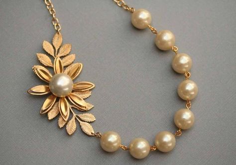 Leaf Necklace Gold, Bridal Jewelry Gold, Gold Bridal Jewelry, Jewellery Shops, Gold Leaf Necklace, Trendy Jewerly, Necklace Moon, Pearl Necklace Designs, Wedding Bridesmaid Jewelry