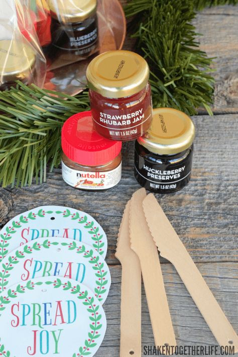 Thanksgiving Neighbor Treats, Peanut Butter Gift Ideas, Jelly Gift Ideas, Spread Joy Gift Ideas, Jelly Gift Basket Ideas, Jam Gift Basket Ideas, Jam Gift Ideas, Jam Christmas Gift, Student Gifts From Teacher Christmas