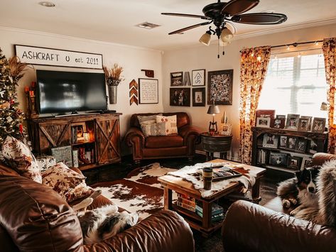 Rustic Country Home Decor Living Room, Western Sunroom Ideas, Ranch House Inspiration, Mexico House Decor, Southwestern Home Decor Living Room, Punchy Living Room, Longhorn Living Room Decor, Western Home Decor Living Room Southwestern Style Ideas, Edgy Western Home Decor