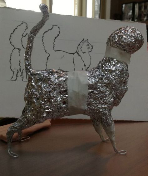 cat armature made from foil and wire; kids can bring their own foil roll Paper Mache Projects, Paper Mache Animals, Paper Mache Clay, Paper Mache Sculpture, Paper Mache Art, Paper Mache Crafts, Sculpture Ideas, Tin Foil, Clay Art Projects