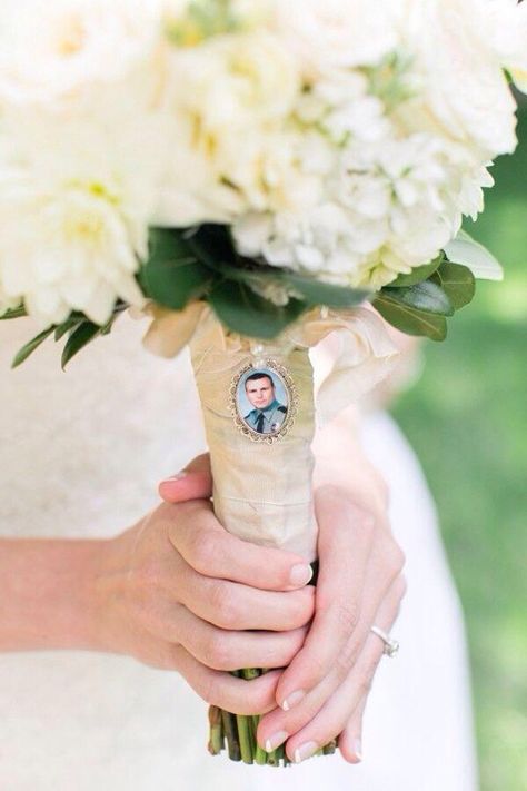 Her father passed away so they hung a locket with his picture around her bouquet so he could still walk her down the aisle. Wedding Day Pictures, Day Pictures, In Memory Of Dad, Photo Charms, Wedding Memorial, Bride Bouquets, Father Of The Bride, Trendy Wedding, Pink Wedding