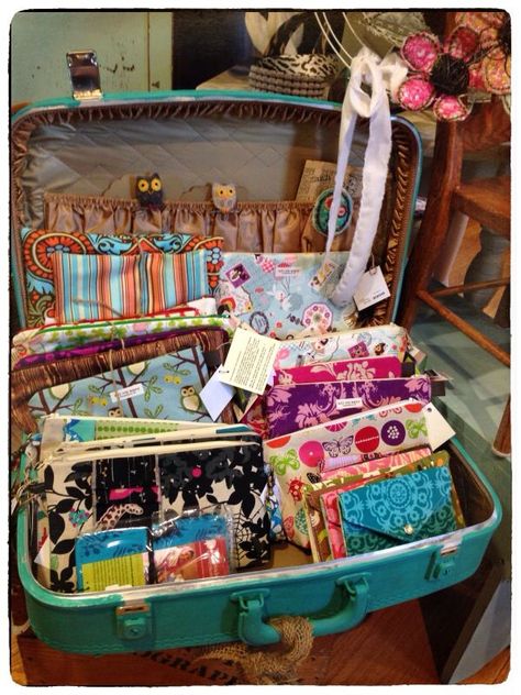 Suitcase Vendor Display, Suitcase Display Ideas Craft Fairs, Suitcase Display Ideas, Small Business Booth, Diy Purse Display, Bag Display Ideas, Vintage Market Booth Ideas, Small Store Display Ideas, Store Display Ideas