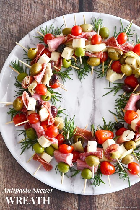 Christmas Salami Wreath, Christmas Fruit Appetizers, Christmas Antipasto, Antipasto Christmas Wreath, Christmas Wreath Food Ideas, Caprese Skewers Wreath, Christmas Skewers, Antipasto Wreath Platter, Christmas Kabobs Appetizers