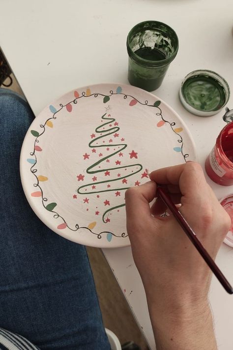 Diy Christmas Pottery Painting, Hand Painted Pottery Christmas, Easy Christmas Pottery Painting Ideas, Pasta Pottery Painting, Christmas Pottery Designs, Personalized Clay Gifts, Christmas Plate Painting, Christmas Pottery Painting Ideas Ceramics, Ceramic Painting Ideas Christmas