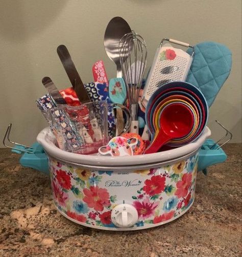 Pioneer Women Gift Basket, Creative Silent Auction Ideas, Creative Baskets For Gifts, Inexpensive Silent Auction Gift Basket Ideas, Pioneer Woman Gift Basket Ideas, Crockpot Baskets Gift Ideas, Auction Diy Items, Fun Raffle Ideas, Kitchen Raffle Basket Ideas