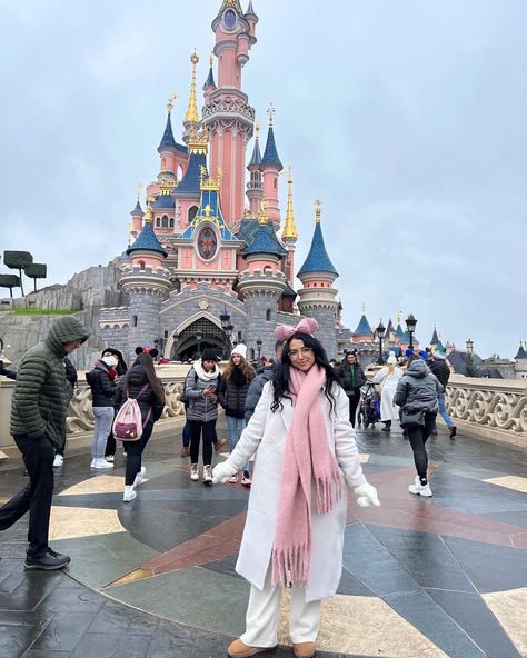 Disneysea Outfit Winter, Disneyland Paris In Winter, Disneyland In Winter Outfits, Disney Paris Winter Outfit, Pink Disney Outfit Winter, Disneyland Outfits Cold, Disney Winter Outfits Women, Disney In Winter Outfit, Winter Outfits Disneyland