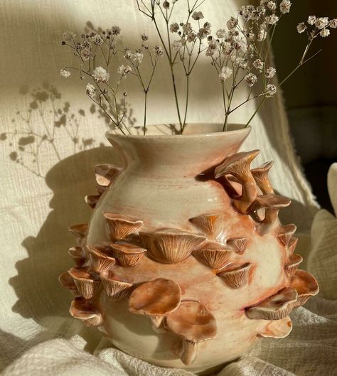 A Mushroom Pot I Made ! Surrealism Ceramics Ideas, Clay Pot Sculpture, Mushroom Clay Pot, Ceramic Vases Pottery, Ceramic Mushroom Sculpture, Hand Sculpting Pottery, Ceramic Art Wheel, Fairy Ceramic Ideas, Fairy Core Clay Ideas