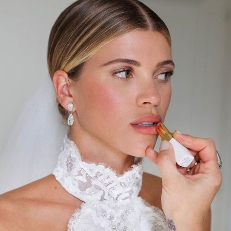 Wedding Hair Middle Part, Sofia Richie Wedding, Hair Middle Part, The Old Money Aesthetic, Gorgeous Eye Makeup, Wedding Bun, Prom Hairstyles Updos, Antibes France, Bridal Jewellery Inspiration