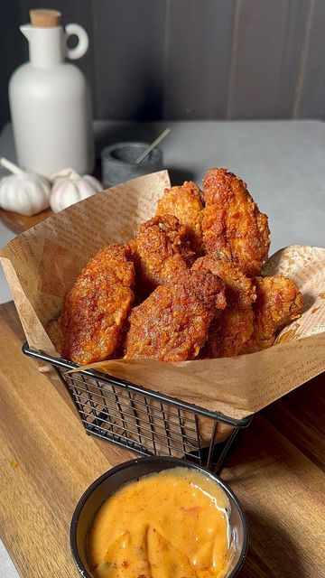 Appetizer Night, Wings Crispy, Fried Wings, Garlic Chicken Wings, Spicy Wings, Crispy Wings, Instagram Recipes, Tasty Chicken, Fried Chicken Wings