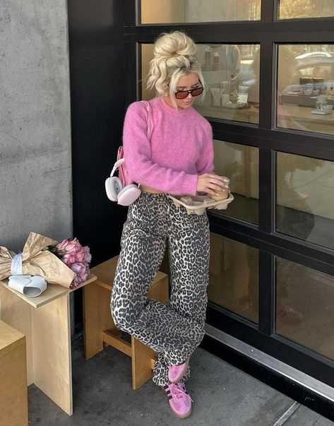 Pinterest Looks Outfit, Day Off Outfit Casual, Pink Pants Fall Outfit, How To Style Printed Pants, Leapord Pants Fit, How To Style Leopard Print Jeans, How To Style A Pink Sweater, Outfit With Leopard Pants, Outfits With Leopard Pants