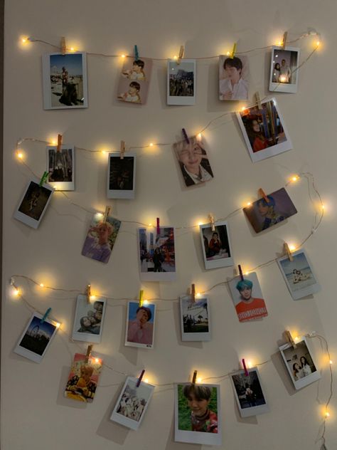 Room Decor Polaroid Pictures, Poloroid Pictures Decor, Bedroom Photo Decor Ideas, Room Polaroid Ideas, Polaroid Pictures Wall Ideas, Polaroid Wall Hanging, Polaroid Photos Wall, Photo Garland Ideas, Polaroid Pictures On Wall