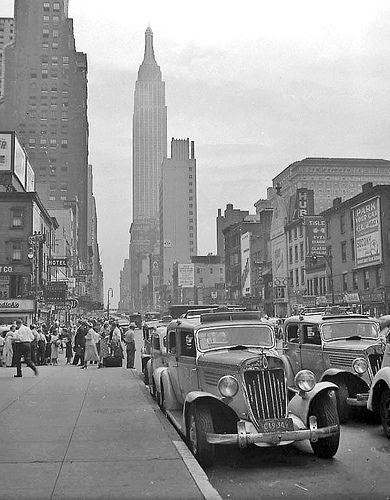 NYC 1938-2 | Checker taxi cabs on 34th Street. I found Dad's… | Flickr Photographie New York, 1920s Aesthetic, Nyc Taxi, Nyc Photos, Nyc History, Vintage Nyc, New York Vintage, Tall Buildings, Nyc Street