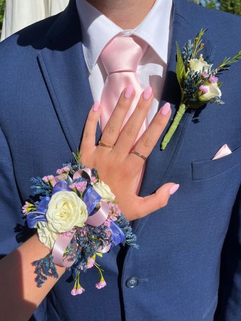 Blue Suit Pink Tie, Prom Corsage Pink, Navy Corsage, Dance Corsage, Flowers For Prom, Pink Prom Suit, Bouquet Prom, Blue Prom Suit, Mauve Prom Dress