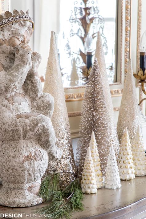 Dining Room Holiday Decorating | If you’re looking to bring a little Christmas elegance to the dining room, these holiday decorating ideas will inspire you to entertain at home. ----- #christmasdecorideas #christmasdecorations #christmasdecorationideas #holidaydecorideas #holidaydecoratingideas #holidaydecorations #frenchcountrychristmas #elegantchristmasdecor #diningroomdecorideas #christmasdiningroom Parisian Christmas Decor, Elegant Christmas Decor Ideas, Holiday Decorating Ideas, Gold Christmas Tree Decorations, French Country Christmas, Elegant Christmas Decor, Ideas Navidad, Christmas Vignettes, Christmas Dining Room