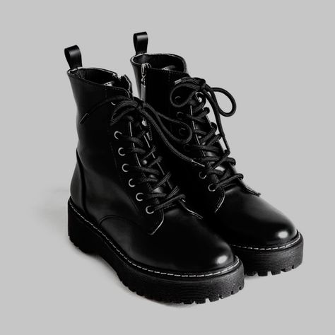 Botas Grunge, Dr Shoes, Girly Shoes, Aesthetic Shoes, Pretty Shoes, Trendy Shoes, Dream Clothes, Dr. Martens Boots, Cute Shoes