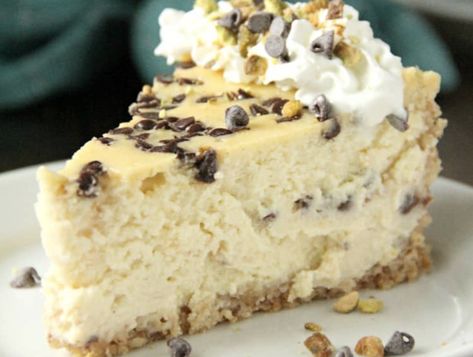 Canoli Cheesecake, Cannoli Desserts, Cannoli Cheesecake, Cannoli Cake, Cheesecake Desserts, Italian Desserts, Cannoli, Mini Chocolate Chips, Cookie Desserts