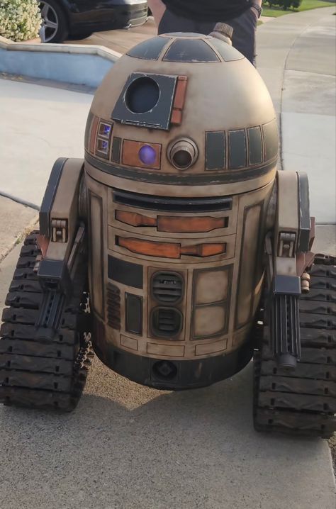 Droid Depot Custom Paint, Star Wars R4 Droid, Droid Depot, R4 Astromech Droid, Star Wars Droid Factory, Star Wars Droids, Star Wars Diy, Star Wars Models, Starship Concept