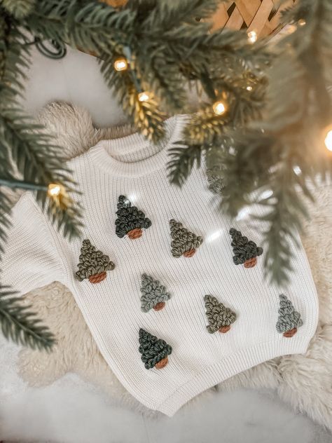 Embroidery For Sweaters, Baby Christmas Gift Ideas Diy, Kids Christmas Sweater Diy, Hand Embroidered Christmas Shirt, Embroidering A Sweater, Embroidery Gift For Mom, Hand Christmas Crafts, Christmas Sweaters Embroidery, Embroider Baby Sweater