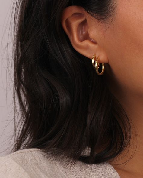 Gold / Silver Stacking Huggie Hoop Earrings  ◇ Hoop measures approx.:  Small - 14mm Large - 18mm  (handmade earrings vary slightly) ◇These earrings are sold as pair. ◇These earrings will arrive in an eco-friendly jewelry paper box, making it a nice gift to give a friend or keep for yourself. ◆ View more EARRINGS https://www.etsy.com/shop/eplusfjewelry?section_id=13190709 ◆ View ALL ITEMS https://www.etsy.com/shop/EFHANDMADEJEWELRY shop policies: https://www.etsy.com/your/shops/EFHANDMADEJEWELRY/ Two Hoop Earrings, Simple Earrings Aesthetic, Two Gold Hoop Earrings, Stud Hoop Earrings, Double Gold Hoop Earrings, Gold Earrings Two Holes, Good Hoops Earrings, Medium Hoop Earrings Gold, Small Gold Hoops Aesthetic