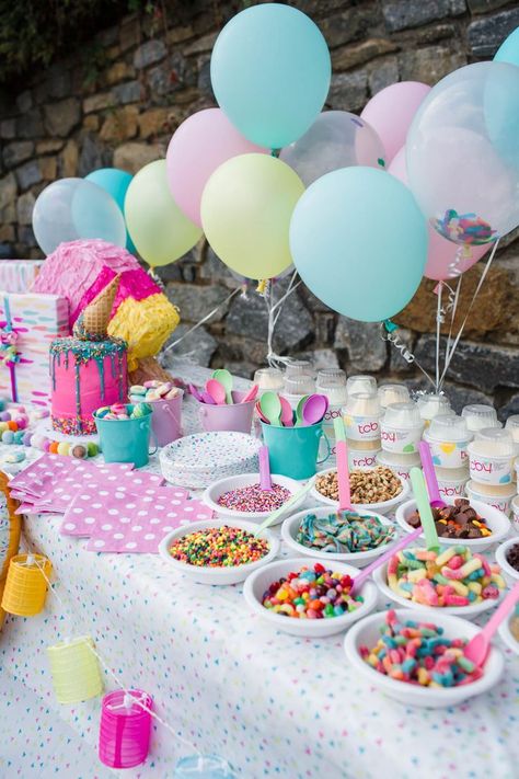 Diy Ice Cream Bar Birthday Parties, Ice Cream Birthday Party Decorations, Ice Cream Birthday Party Theme, 4de Verjaardag, Ice Cream Party Theme, Cream Birthday Party, Ice Cream Sundae Bar, Sundae Bar, Ice Cream Birthday Party