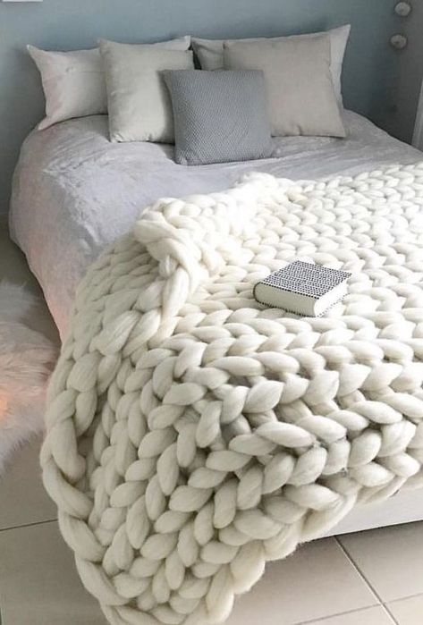 Knotted Blanket On Bed, Big Knit Blanket On Bed, Large Knitted Blanket, Chunky Knit Blanket Aesthetic, Crochet Fluffy Blanket, Braided Blanket, Blanket Stitch Tutorial, Thick Knitted Blanket, Chunky Blanket Diy