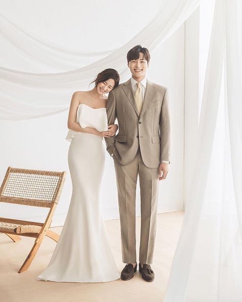 Korean Wedding Photography Photo Ideas, Korean Engagement Photos, Korean Prewedding Photography, Wedding Korean, Wedding Korea, Korean Couple Photoshoot, Korean Wedding Photography, Pre Wedding Photoshoot Outfit, Wedding Photo Studio