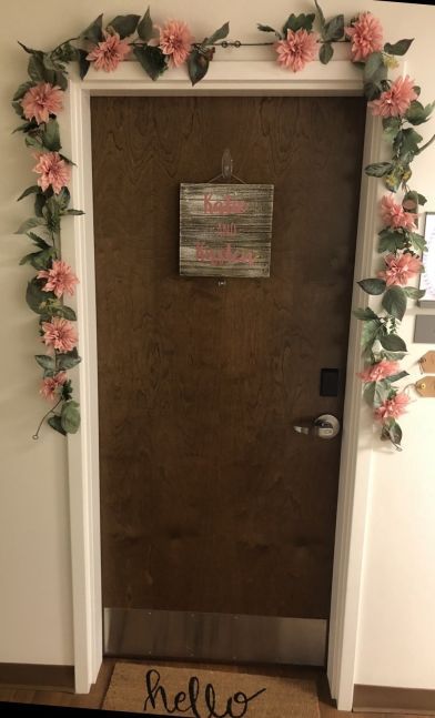 Door Room Wall Decor, College Dorm Hall Themes, College Dorm Door Signs, College Door Decoration, Dorm Room Door Ideas, Dorm Door Ideas, Door Decorations Dorm, Dorm Door Decorations College, Dorm Room Door Decorations