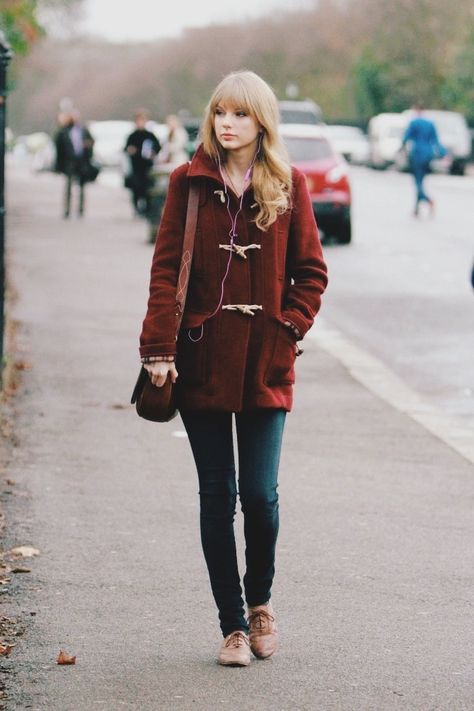 Taylor Swift Street Style. Topshop Coat, Goldsign Skinny Jeans, Vintage Shoe Company Oxfords, and Rugby Ralph Lauren Saddle Bag. Photo: © INF Daily. Taylor Swift Casual, Naomi Clark, Style Taylor Swift, Robin Scherbatsky, Taylor Swift Dress, Taylor Swift Street Style, Veronica Lodge, Estilo Taylor Swift, Taylor Swift Red