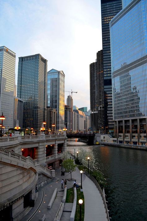 Guide to the top 10 things to do in Chicago and unmissable places to visit. Cool, free and fun things to do in Chicago solo or with kids and family. #usa #usaroadtrip #windycity #chicago | Fun Things To Do In Chicago For Adults | Things To Do In Chicago With Kids | Chicago Travel Guide | Chicago Places To Visit | Chicago Itinerary | Cheap Things To Do In Chicago | Navy Pier | Free Things To Do In Chicago | Magnificent Mile | Chicago Stuff To Do | Things To Do Downtown Chicago Chicago Places To Visit, Chicago Magnificent Mile, Chicago Vacation, Navy Pier Chicago, Chicago Aesthetic, Things To Do In Chicago, Chicago At Night, Chicago Pictures, Chicago Winter