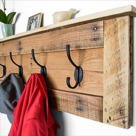 You can design different shapes or kinds of racks using pallet woods and you can make as many as you want. A beautiful small pallet coat rack with spoon hooks i… Pallet Coat Racks, Diy Hat Rack, Entryway Coat Hooks, Shelf Entryway, Small Pallet, Diy Coat Rack, Diy Coat, Rustic Coat Rack, Pallet Designs