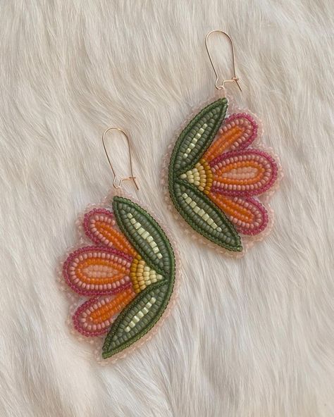 Farrah Lewis | Little florals 🩰🍑 •nfs• #beadwork #beadedearrings #beadedflorals #floralbeadwork #indigenous #indigenousart #beadworkartist #handmade... | Instagram Ojibwe Floral Design Beadwork, Inuit Beaded Earrings, Indigenous Beading Ideas, Anishinaabe Beadwork, Indigenous Beading Patterns, Beaded Feather Pattern, Beaded Earrings Native Beadwork, Metis Beadwork Patterns, Regalia Beadwork