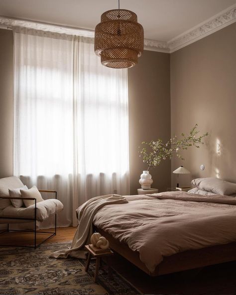 Brown Bedroom Walls, Light Brown Bedrooms, Dark Brown Bedrooms, Warm Paint Colors, Ideas Habitaciones, Brown Curtains, Brown Rooms, Earthy Bedroom, Warm Bedroom